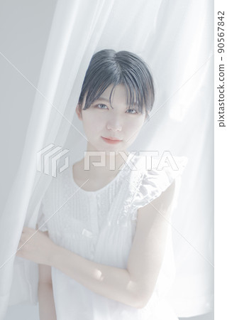 絕塵室和短髮的年輕女子 90567842