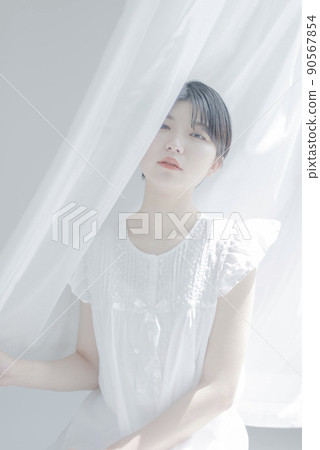 白色窗簾和短髮的年輕女子 白色窗簾和短髮的年輕女子 90567854