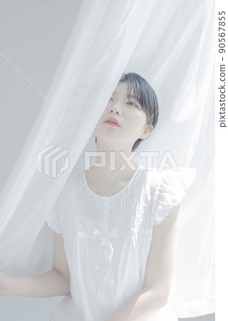 白色窗簾和短髮的年輕女子 白色窗簾和短髮的年輕女子 90567855