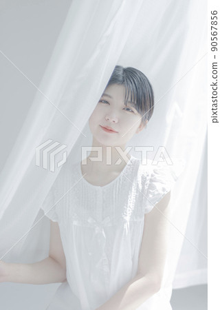 白色窗簾和短髮的年輕女子 白色窗簾和短髮的年輕女子 90567856