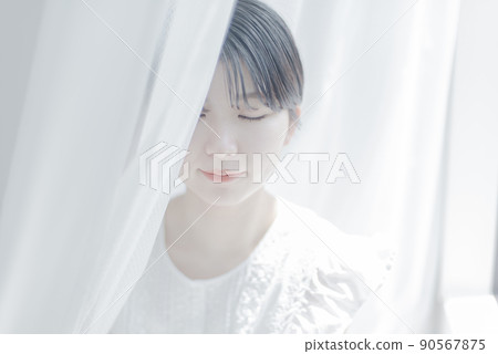 絕塵室和短髮的年輕女子 90567875