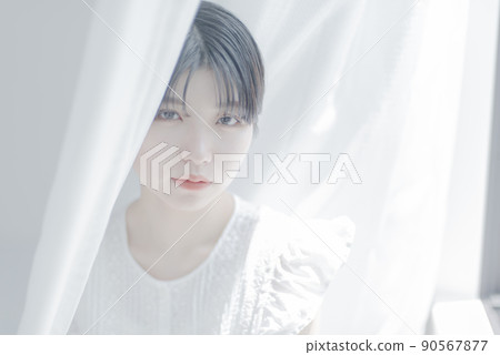 絕塵室和短髮的年輕女子 90567877