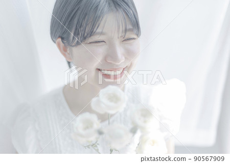 帶白玫瑰的短髮年輕女子 90567909