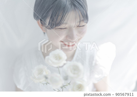 帶白玫瑰的短髮年輕女子 帶白玫瑰的短髮年輕女子 90567911