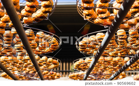 柿子正在曬太陽,加工做成柿餅 90569602