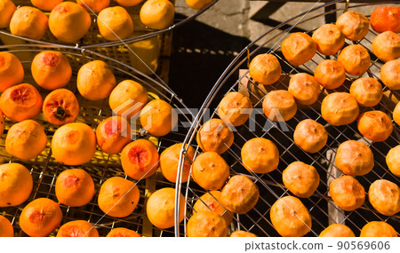 柿子正在曬太陽,加工做成柿餅 90569606