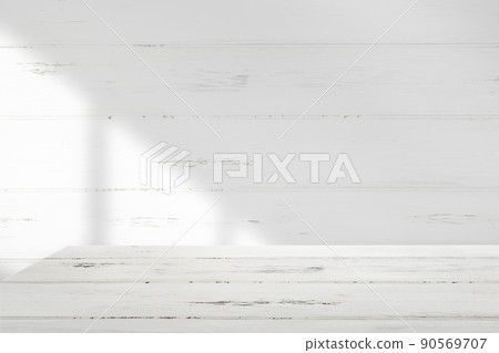 光影從窗戶投射到白色的木質牆壁和桌子上。天然材質打造的空間 90569707