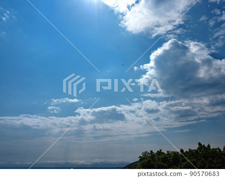 Bubbling clouds and blue sky 90570683