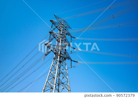 變電站、高壓線和藍天a-1相鄰的輸電塔 變電站、高壓線和藍天a-1相鄰的輸電塔 90572379