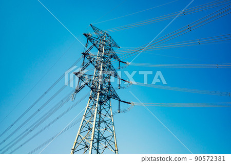 變電站附近的輸電塔、高壓線和藍天 a-3 強調暖色和冷色 90572381