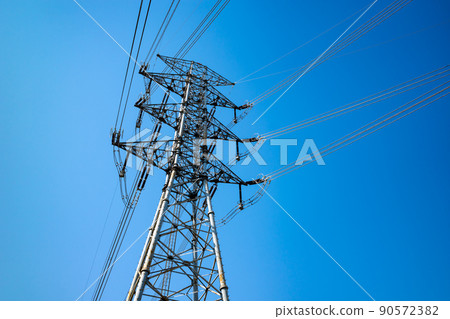 變電站、高壓線和藍天b-1相鄰的輸電塔 90572382
