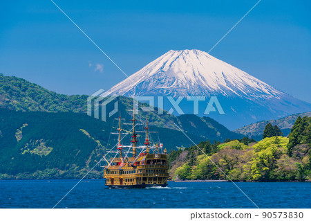(Kanagawa Prefecture) Lake Ashi Pleasure Boat and Mt. Fuji 90573830