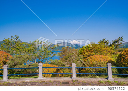 (神奈川縣)從綠意盎然的箱根恩賜公園眺望富士山 (神奈川縣)從綠意盎然的箱根恩賜公園眺望富士山 90574522