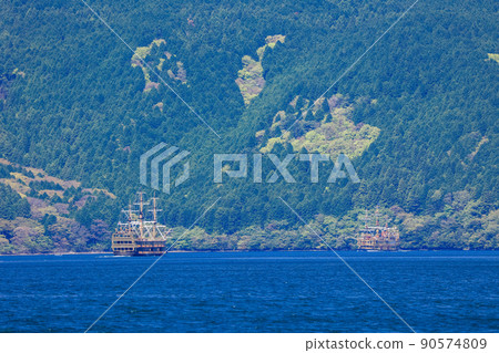 (Kanagawa Prefecture) Lake Ashi, a tour boat on the lake (Kanagawa Prefecture) Lake Ashi, a tour boat on the lake 90574809