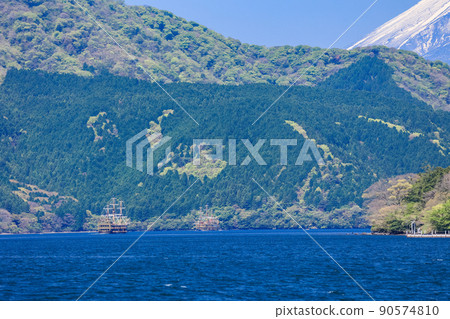 (Kanagawa Prefecture) Lake Ashi, a tour boat on the lake (Kanagawa Prefecture) Lake Ashi, a tour boat on the lake 90574810