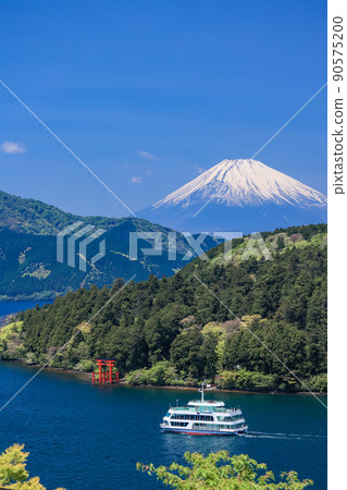 (Kanagawa Prefecture) Lake Ashi cruise pier and Mt. Fuji (Kanagawa Prefecture) Lake Ashi cruise pier and Mt. Fuji 90575200