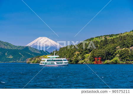 (Kanagawa Prefecture) Lake Ashi cruise pier and Mt. Fuji 90575211