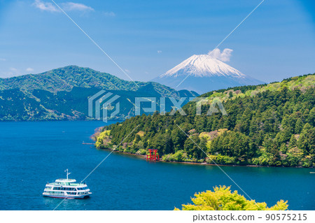 (Kanagawa Prefecture) Lake Ashi cruise pier and Mt. Fuji 90575215