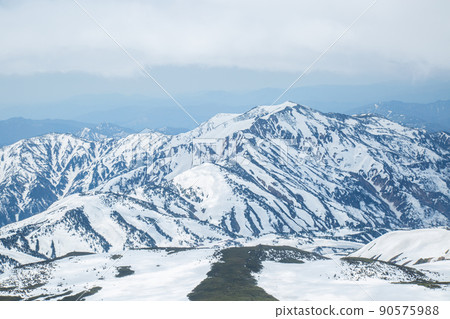 [石川/岐阜/ 4月]從白山山脈的御前嶺山頂眺望斑馬紋的白山別山 90575988