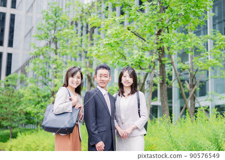 喜歡團隊合作的銷售辦公室工作人員 喜歡團隊合作的銷售辦公室工作人員 90576549
