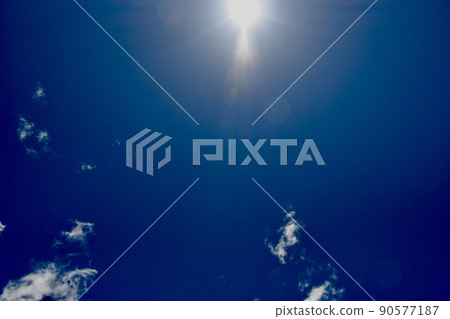仲夏的太陽和天空 夏天的天空 90577187