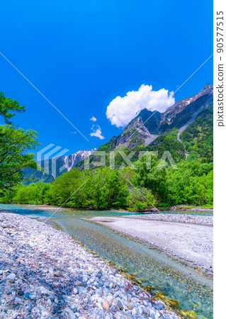 [Scenic view] Kamikochi, Mt. Myojin and Azusa River in early summer [Nagano Prefecture] 90577515