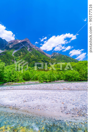 [Scenic view] Kamikochi, Mt. Myojin and Azusa River in early summer [Nagano Prefecture] 90577516
