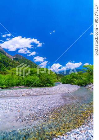 [Scenic view] Kamikochi, Mt. Myojin and Azusa River in early summer [Nagano Prefecture] 90577517