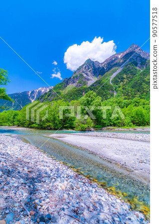 [Scenic view] Kamikochi, Mt. Myojin and Azusa River in early summer [Nagano Prefecture] 90577518