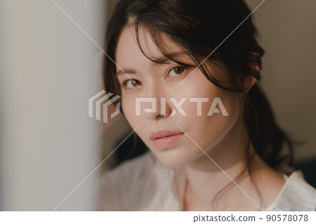 站在窗邊的女人的畫像 90578078