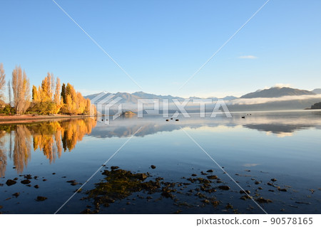Lake Wanaka in Autumn Lake Wanaka in Autumn 90578165
