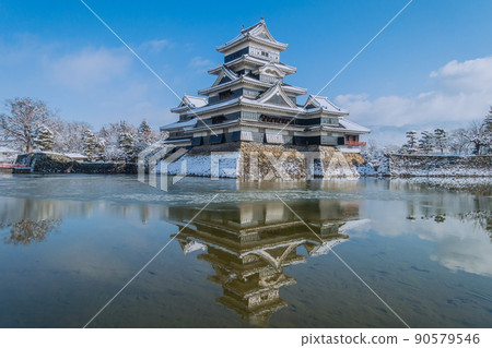 Snow-covered Matsumoto Castle 90579546