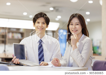 Business image smile men and women 90580065