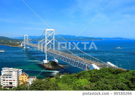 好天氣下的鳴門海峽和小鳴門大橋 90580266