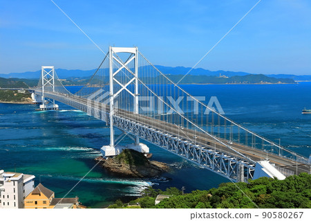 好天氣下的鳴門海峽和小鳴門大橋 90580267
