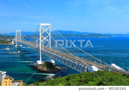 好天氣下的鳴門海峽和小鳴門大橋 90580268