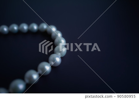 深海軍背景中的白色淡水珍珠項鍊 深海軍背景中的白色淡水珍珠項鍊 深海軍背景中的白色淡水珍珠項鍊 深海軍背景中的白色淡水珍珠項鍊 90580955