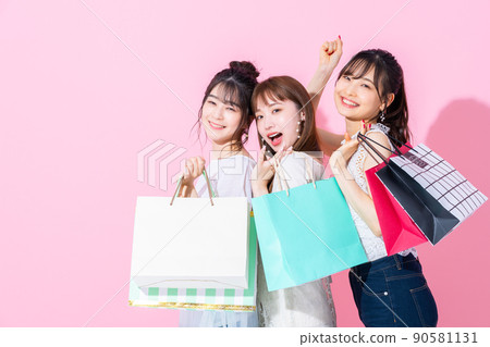 Young woman shopping 90581131