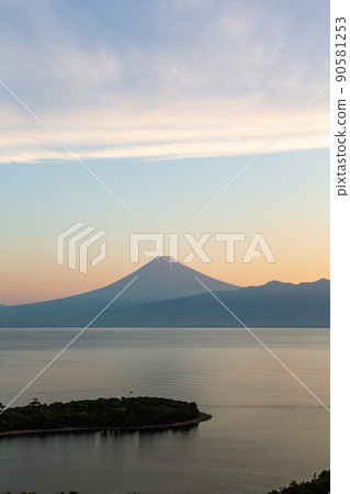 From Nishiizu Osezaki to Biwa Island and Mt. Fuji at sunrise 90581253