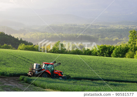 [Kamifurano-cho, Hokkaido] Tokachidake Federation and tractor 90581577
