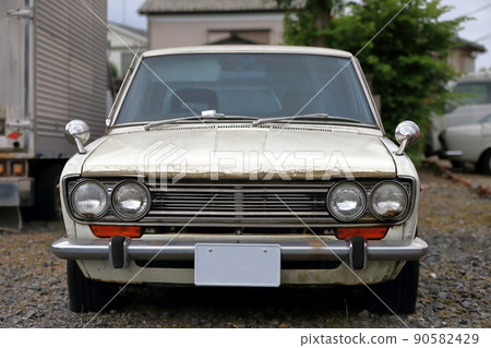 Image of an old domestic car 90582429