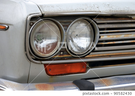 Image of an old domestic car 90582430