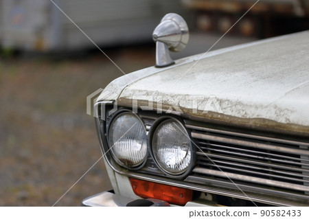 Image of an old domestic car 90582433