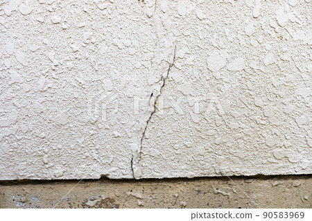 Repairing cracks in spray tiles on outer walls 90583969