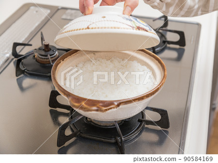[Middle housewife cooks rice in a clay pot] 90584169