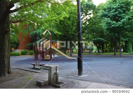 Unpopular Shiba Park at dusk Tokyo 90584692