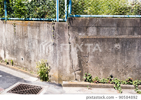 Cracks in concrete block walls 90584892