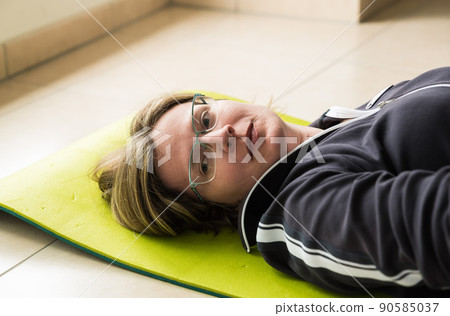 Close-up of a thirty year old woman, doing a home working out during the Brussels lockdown 90585037