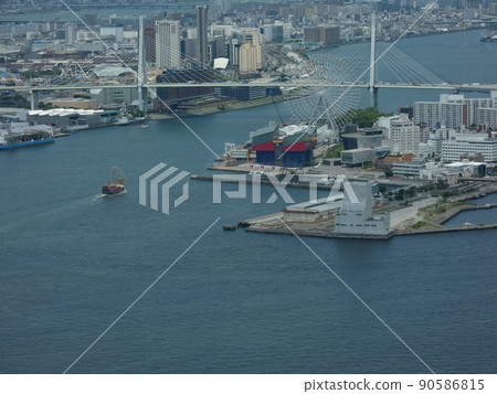 A distant view of a sightseeing boat heading to Osaka Port and a big city along a river 90586815