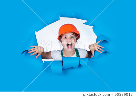 I think I can fix it. kid wear helmet on construction site. I think I can fix it. kid wear helmet on construction site. 90589012